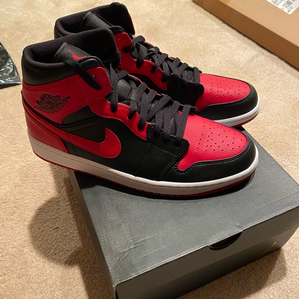 SOLD - NEW Nike Air Jordan 1 Mid Banned - Size 10 US